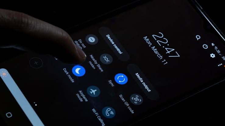 Read more about the article Yadda Za Ka Sanya Dark Mode A Kan Kowace Manhaja Ta Android
